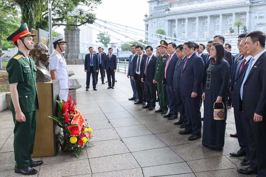 Trước đó sáng cùng ngày, Thủ tướng Phạm Minh Chính cùng phu nhân và đoàn đại biểu Việt Nam đã đến dâng hoa, thành kính tưởng nhớ công ơn của Chủ tịch Hồ Chí Minh tại tượng của Người ở Bảo tàng văn minh châu Á. Ảnh: TTXVN Trước đó sáng cùng ngày, Thủ tướng Phạm Minh Chính cùng phu nhân và đoàn đại biểu Việt Nam đã đến dâng hoa, thành kính tưởng nhớ công ơn của Chủ tịch Hồ Chí Minh tại tượng của Người ở Bảo tàng văn minh châu Á. Ảnh: TTXVN
