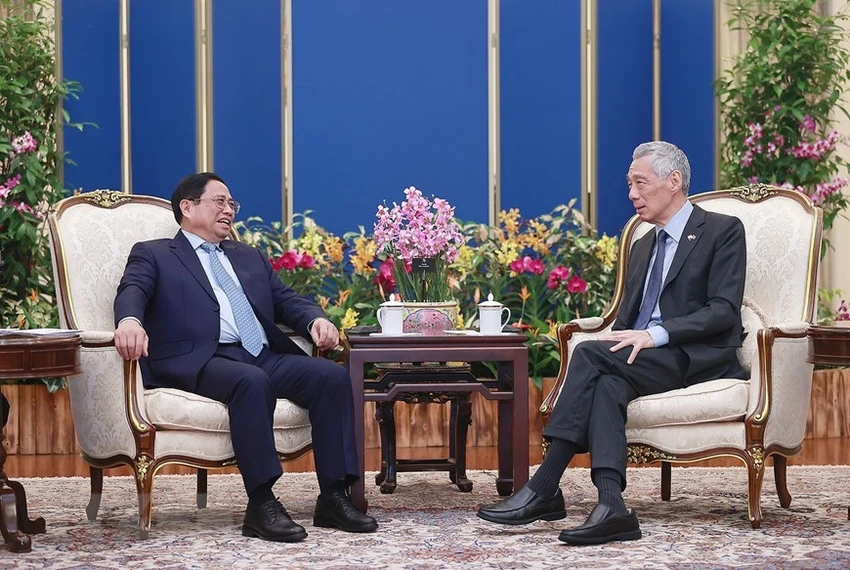 Tiếp đó, Thủ tướng Phạm Minh Chính đã hội đàm với Thủ tướng Singapore Lý Hiển Long và chứng kiến lễ trao đổi các văn kiện hợp tác giữa hai nước. Ảnh: TTXVN Tiếp đó, Thủ tướng Phạm Minh Chính đã hội đàm với Thủ tướng Singapore Lý Hiển Long và chứng kiến lễ trao đổi các văn kiện hợp tác giữa hai nước. Ảnh: TTXVN