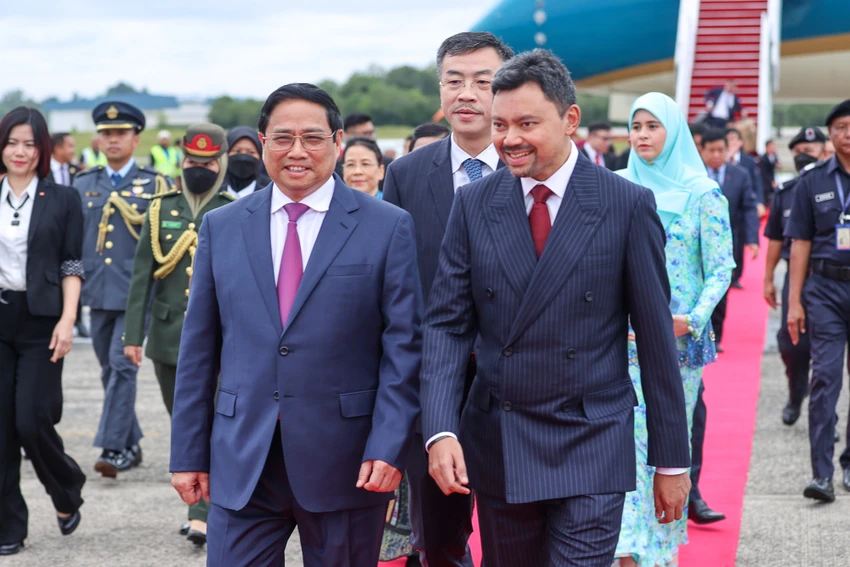 Thái tử kế vị Brunei Al -Muhtadee Billah và Phu nhân đón Thủ tướng Chính phủ, Phu nhân và Đoàn đại biểu cấp cao Việt Nam. Ảnh: VGP Thái tử kế vị Brunei Al -Muhtadee Billah và Phu nhân đón Thủ tướng Chính phủ, Phu nhân và Đoàn đại biểu cấp cao Việt Nam. Ảnh: VGP