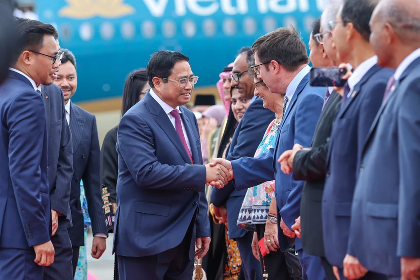 Ra đón Thủ tướng Chính phủ Phạm Minh Chính và Phu nhân cùng Đoàn đại biểu cấp cao Việt Nam có tất cả đại sứ, đại biện của các cơ quan đại diện ngoại giao nước ngoài tại Brunei. Ảnh: VGP Ra đón Thủ tướng Chính phủ Phạm Minh Chính và Phu nhân cùng Đoàn đại biểu cấp cao Việt Nam có tất cả đại sứ, đại biện của các cơ quan đại diện ngoại giao nước ngoài tại Brunei. Ảnh: VGP