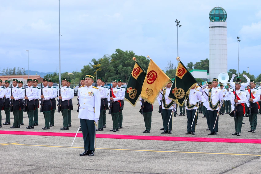 Lễ đón Thủ tướng Phạm Minh Chính và Phu nhân thăm chính thức Brunei Darussalam được tổ chức ngay tại sân bay do Thái tử kế vị Brunei Al -Muhtadee Billah chủ trì. Ảnh: VGP Lễ đón Thủ tướng Phạm Minh Chính và Phu nhân thăm chính thức Brunei Darussalam được tổ chức ngay tại sân bay do Thái tử kế vị Brunei Al -Muhtadee Billah chủ trì. Ảnh: VGP