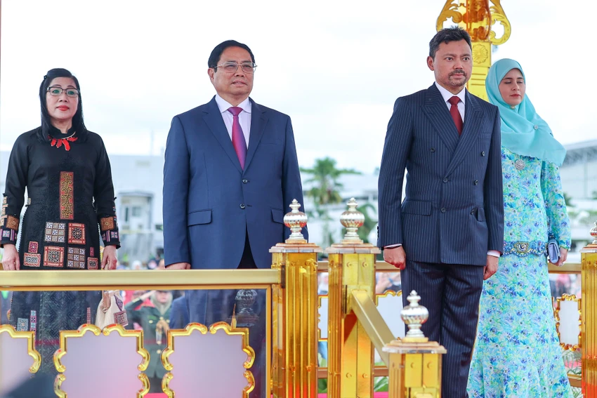 Thủ tướng Phạm Minh Chính và Thái tử kế vị Brunei Al -Muhtadee Billah vào vị trí danh dự. Ảnh: VGP Thủ tướng Phạm Minh Chính và Thái tử kế vị Brunei Al -Muhtadee Billah vào vị trí danh dự. Ảnh: VGP
