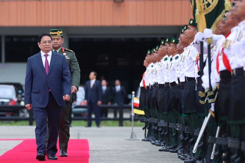 Thủ tướng Phạm Minh Chính duyệt đội danh dự. Ảnh: VGP Thủ tướng Phạm Minh Chính duyệt đội danh dự. Ảnh: VGP