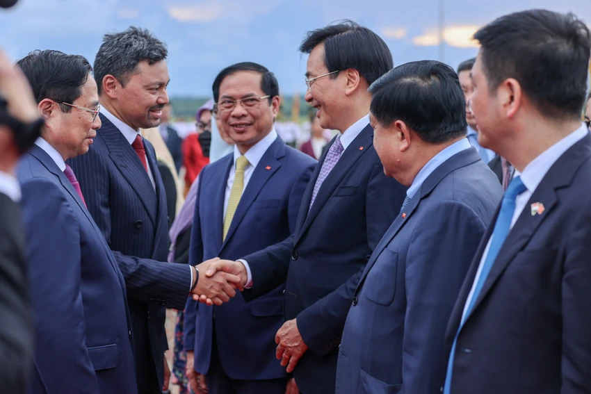 Thủ tướng Phạm Minh Chính giới thiệu với Thái tử kế vị Brunei Al -Muhtadee Billah thành phần Đoàn đại biểu cấp cao Việt Nam. Ảnh: VGP Thủ tướng Phạm Minh Chính giới thiệu với Thái tử kế vị Brunei Al -Muhtadee Billah thành phần Đoàn đại biểu cấp cao Việt Nam. Ảnh: VGP
