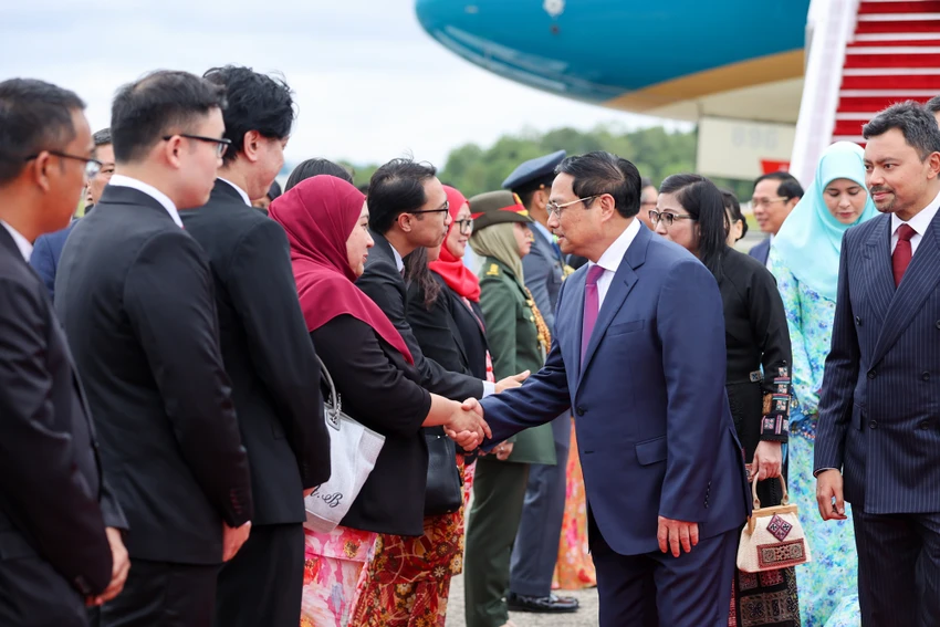 Thái tử kế vị Brunei Al -Muhtadee Billah giới thiệu quan chức Brunei với Thủ tướng Phạm Minh Chính và Phu nhân. Ảnh: VGP Thái tử kế vị Brunei Al -Muhtadee Billah giới thiệu quan chức Brunei với Thủ tướng Phạm Minh Chính và Phu nhân. Ảnh: VGP