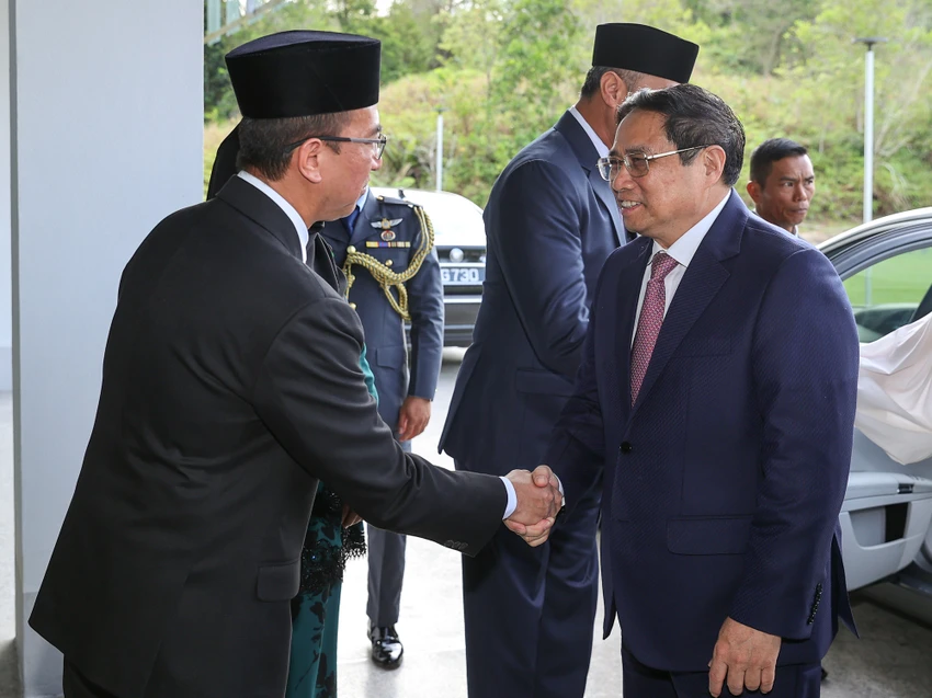 Chủ tịch Trường Đại học UBD chào mừng Thủ tướng Phạm Minh Chính và Phu nhân thăm trường. Ảnh: VGP Chủ tịch Trường Đại học UBD chào mừng Thủ tướng Phạm Minh Chính và Phu nhân thăm trường. Ảnh: VGP