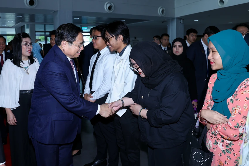 Sinh viên UBD chào đón Thủ tướng và Phu nhân. Ảnh: VGP Sinh viên UBD chào đón Thủ tướng và Phu nhân. Ảnh: VGP