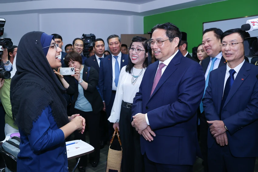 Thủ tướng trao đổi với các học viên về việc học tiếng Việt, những ấn tượng, cảm xúc về nền văn hóa và ẩm thực... của Việt Nam. Ảnh: VGP Thủ tướng trao đổi với các học viên về việc học tiếng Việt, những ấn tượng, cảm xúc về nền văn hóa và ẩm thực... của Việt Nam. Ảnh: VGP