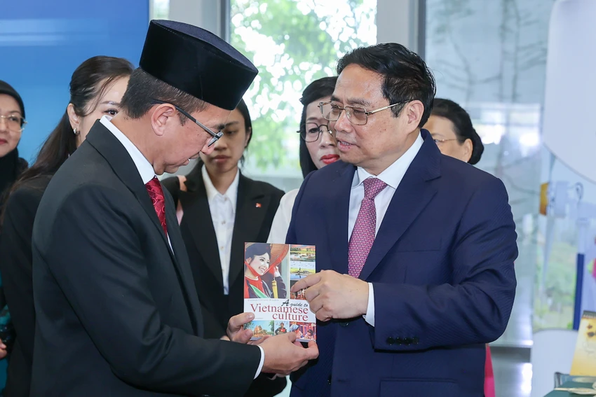 Thủ tướng tặng một số sách, học liệu cho phía UBD. Ảnh: VGP Thủ tướng tặng một số sách, học liệu cho phía UBD. Ảnh: VGP