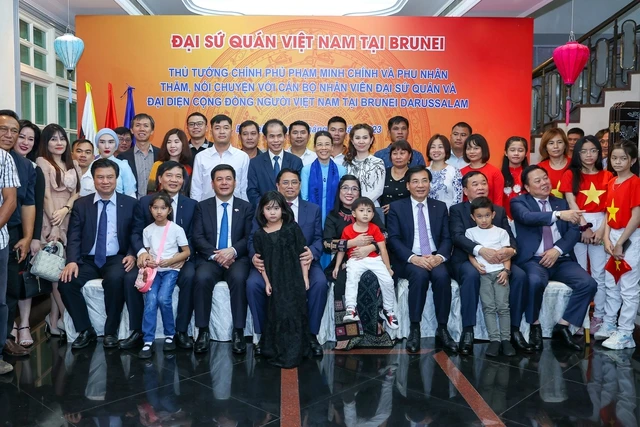 Thủ tướng Phạm Minh Chính và Phu nhân, đoàn đại biểu cấp cao Việt Nam cùng cán bộ, nhân viên Đại sứ quán và bà con cộng đồng người Việt tại Brunei Darussalam, chiều 10-2. Ảnh: VGP Thủ tướng Phạm Minh Chính và Phu nhân, đoàn đại biểu cấp cao Việt Nam cùng cán bộ, nhân viên Đại sứ quán và bà con cộng đồng người Việt tại Brunei Darussalam, chiều 10-2. Ảnh: VGP