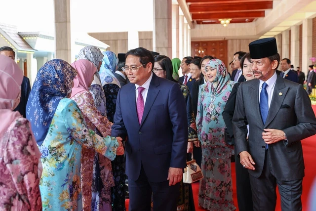 Các thành viên Hoàng gia Brunei chào đón Thủ tướng Phạm Minh Chính và Phu nhân. Ảnh: VGP Các thành viên Hoàng gia Brunei chào đón Thủ tướng Phạm Minh Chính và Phu nhân. Ảnh: VGP