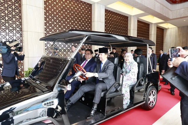 Quốc vương Hassanal Bolkiah lái xe đưa Thủ tướng Phạm Minh Chính và Phu nhân tham quan Hoàng cung và tới dự tiệc chiêu đãi. Ảnh: VGP Quốc vương Hassanal Bolkiah lái xe đưa Thủ tướng Phạm Minh Chính và Phu nhân tham quan Hoàng cung và tới dự tiệc chiêu đãi. Ảnh: VGP