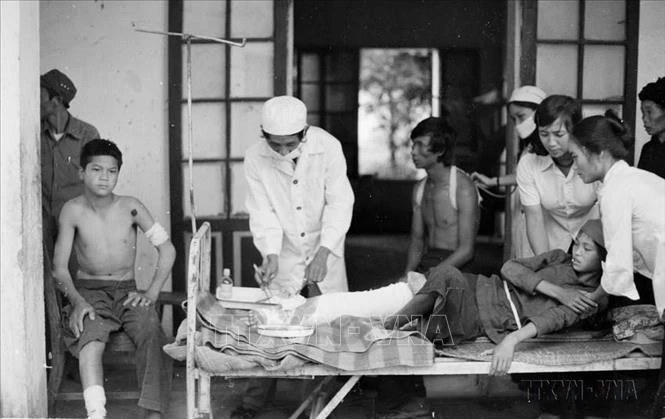 Bác sĩ cứu chữa vết thương cho học sinh ở Hà Tuyên bị trúng đạn pháo.