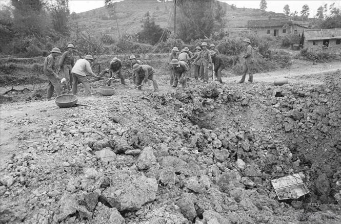 Chiến sĩ công binh Đại đội 3, Tiểu đoàn 135, Đoàn Sông Hồng gỡ mìn và sửa đường để thông xe trên đoạn Quốc lộ 1A thị xã Lạng Sơn đi Đồng Đăng.