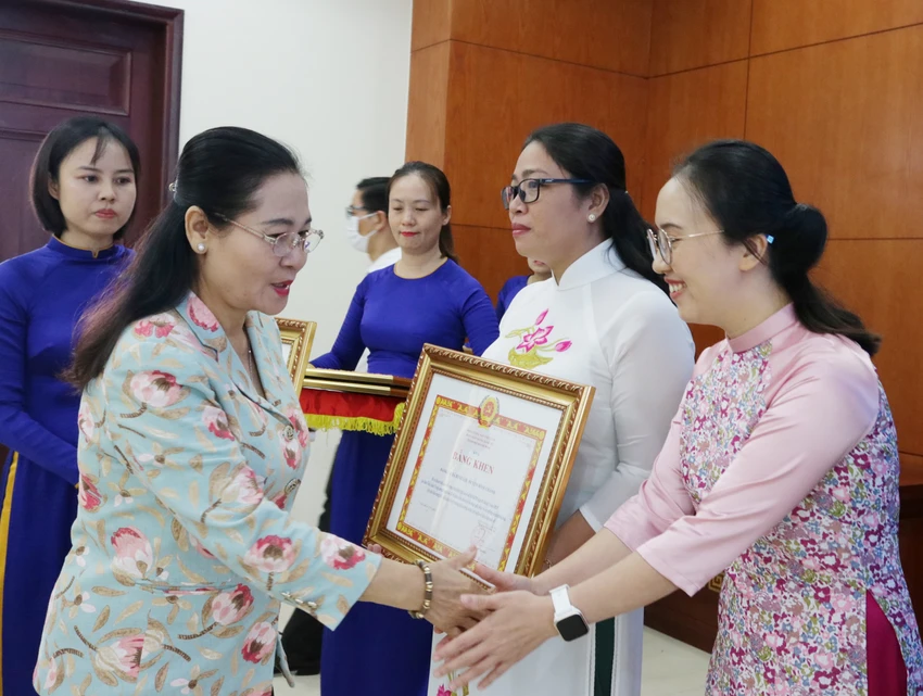 Chủ tịch HĐND TP.HCM Nguyễn Thị Lệ trao bằng khen cho tập thể, cá nhân có thành tích xuất sắc trong thực hiện Nghị quyết 20. Ảnh: THANH TUYỀN