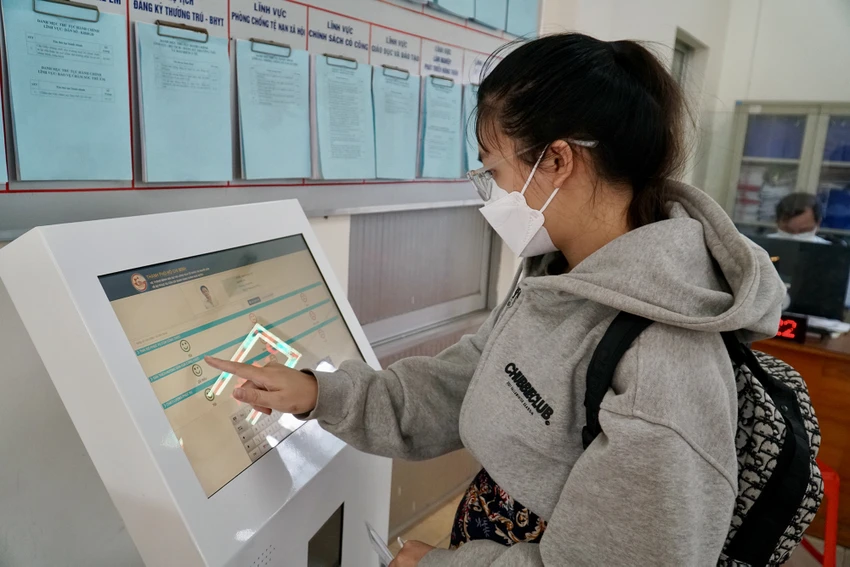 Chị Thanh Tuyền (Khu phố 5) đến ki ốt đánh giá độ hài lòng theo lời mời của cán bộ phường Linh Trung, TP Thủ Đức. Ảnh: BẢO PHƯƠNG nguoi-dan-tphcm-cham-diem-can-bo