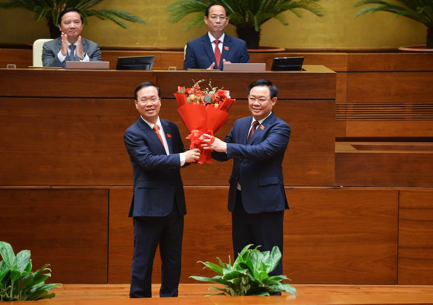 Chủ tịch Quốc hội Vương Đình Huệ tặng hoa chúc mừng Chủ tịch nước Võ Văn Thưởng. Ảnh: PHẠM THẮNG Chủ tịch Quốc hội Vương Đình Huệ tặng hoa chúc mừng Chủ tịch nước Võ Văn Thưởng. Ảnh: PHẠM THẮNG