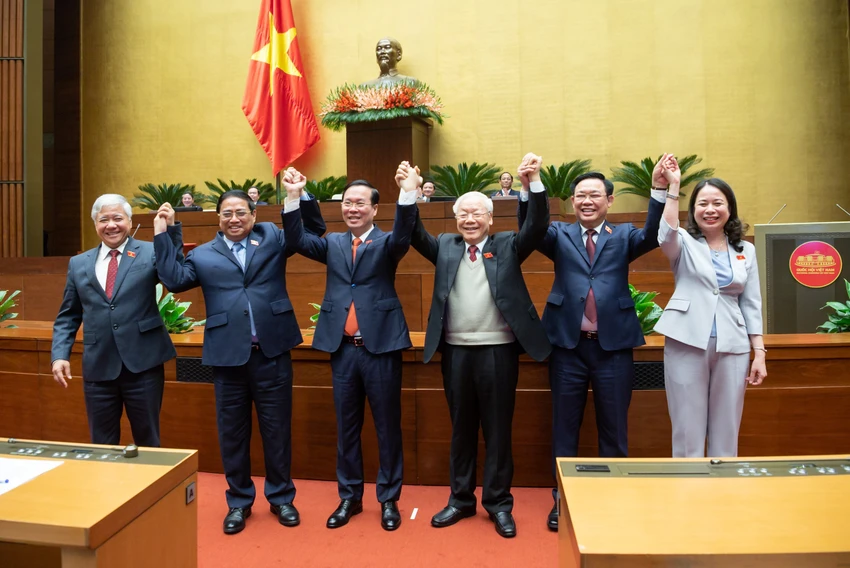 Các lãnh đạo Đảng, Nhà nước chúc mừng tân Chủ tịch nước Võ Văn Thưởng. Ảnh: PHẠM THẮNG Các lãnh đạo Đảng, Nhà nước chúc mừng tân Chủ tịch nước Võ Văn Thưởng. Ảnh: PHẠM THẮNG