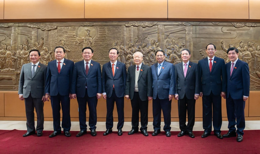 Các lãnh đạo Đảng, Nhà nước chúc mừng tân Chủ tịch nước Võ Văn Thưởng. Ảnh: PHẠM THẮNG Các lãnh đạo Đảng, Nhà nước chúc mừng tân Chủ tịch nước Võ Văn Thưởng. Ảnh: PHẠM THẮNG