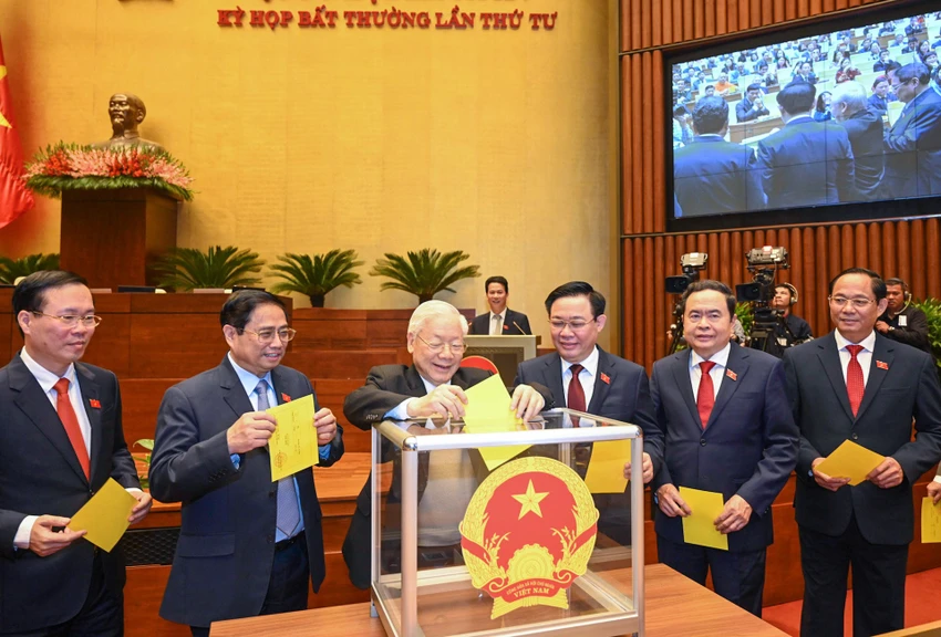 Tổng Bí thư Nguyễn Phú Trọng cùng các đại biểu bỏ phiếu kín để bầu chức danh Chủ tịch nước. Ảnh: PHẠM THẮNG Tổng Bí thư Nguyễn Phú Trọng cùng các đại biểu bỏ phiếu kín để bầu chức danh Chủ tịch nước. Ảnh: PHẠM THẮNG