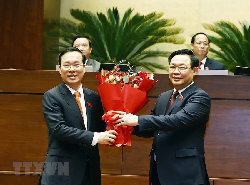 Chủ tịch Quốc hội Vương Đình Huệ tặng hoa chúc mừng Chủ tịch nước Võ Văn Thưởng. Ảnh: TTXVN Chủ tịch Quốc hội Vương Đình Huệ tặng hoa chúc mừng Chủ tịch nước Võ Văn Thưởng. Ảnh: TTXVN