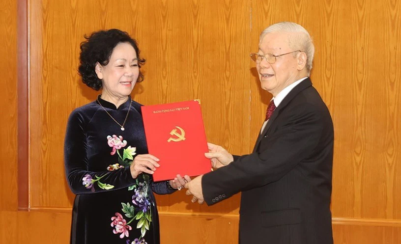 Tổng Bí thư Nguyễn Phú Trọng đã trao Quyết định cho bà Trương Thị Mai, Thường trực Ban Bí thư. Ảnh: TTXVN