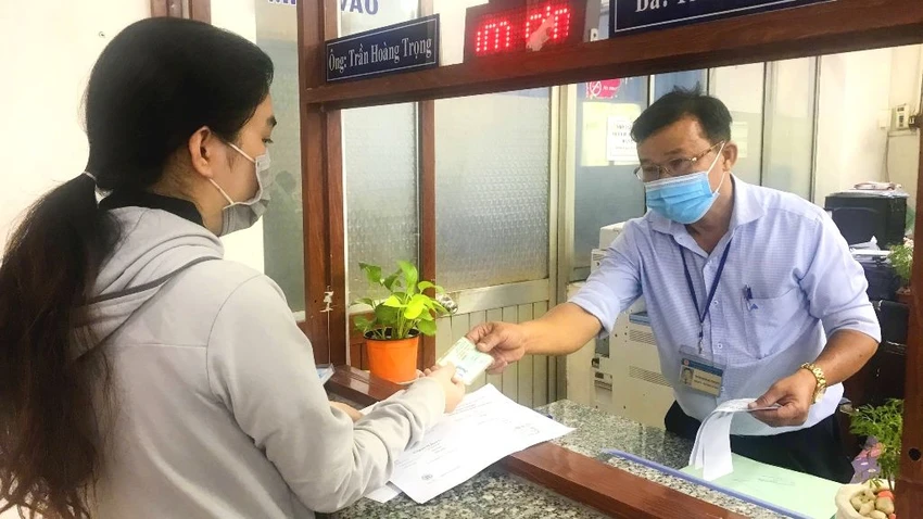 Bộ Nội vụ đề xuất hai phương án đối với cán bộ, công chức, viên chức dôi dư do sắp xếp đơn vị hành chính cấp huyện, cấp xã. Ảnh: LÊ THOA Bộ Nội vụ đề xuất hai phương án đối với cán bộ, công chức, viên chức dôi dư do sắp xếp đơn vị hành chính cấp huyện, cấp xã. Ảnh: LÊ THOA