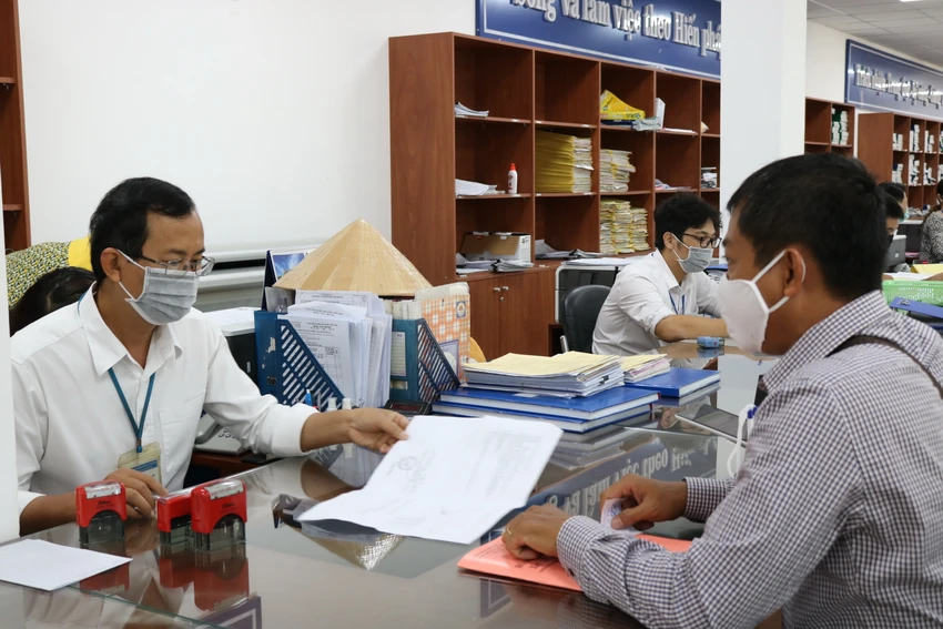 Bộ Nội vụ trình hai phương án sắp xếp cán bộ dôi dư sau sáp nhập đơn vị hành chính cấp huyện, xã. Ảnh: THANH TUYỀN Bộ Nội vụ trình hai phương án sắp xếp cán bộ dôi dư sau sáp nhập đơn vị hành chính cấp huyện, xã. Ảnh: THANH TUYỀN