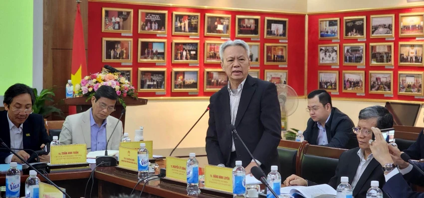 TS Nguyễn Sĩ Dũng, nguyên Phó Chủ nhiệm Văn phòng Quốc hội nêu ý kiến tại buổi tọa đàm. TS Nguyễn Sĩ Dũng, nguyên Phó Chủ nhiệm Văn phòng Quốc hội nêu ý kiến tại buổi tọa đàm.
