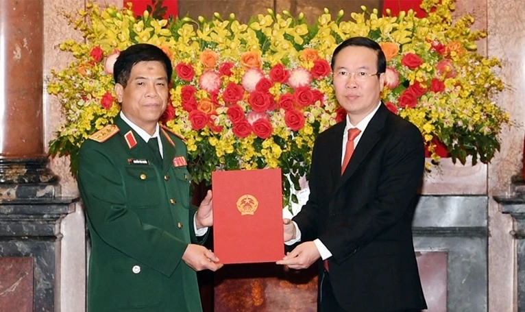 Chủ tịch nước Võ Văn Thưởng đã trao quyết định thăng quân hàm từ Trung tướng lên Thượng tướng cho ông Nguyễn Văn Nghĩa. Ảnh: VGP Chủ tịch nước Võ Văn Thưởng đã trao quyết định thăng quân hàm từ Trung tướng lên Thượng tướng cho ông Nguyễn Văn Nghĩa. Ảnh: VGP