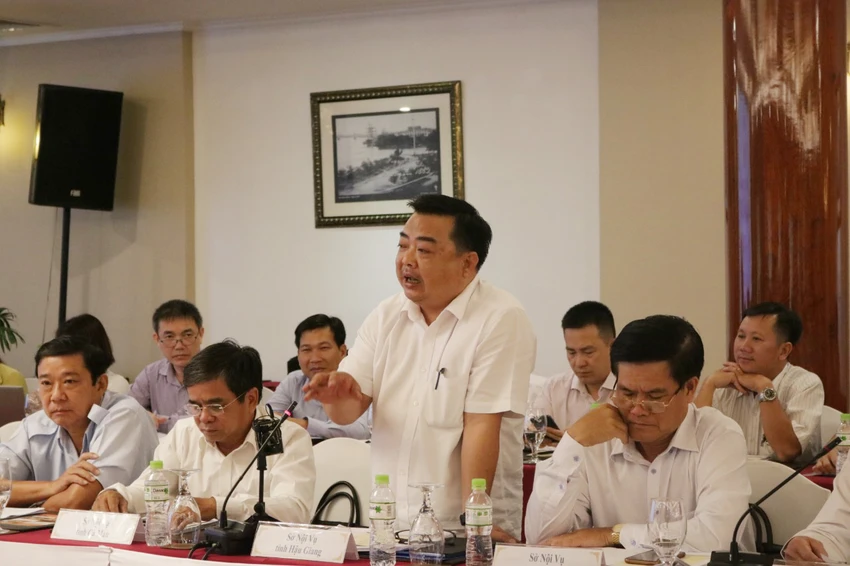 Giám đốc Sở Nội vụ tỉnh Hậu Giang Nguyễn Minh Trí góp ý tại hội thảo. Ảnh: THANH TUYỀN Giám đốc Sở Nội vụ tỉnh Hậu Giang Nguyễn Minh Trí góp ý tại hội thảo. Ảnh: THANH TUYỀN