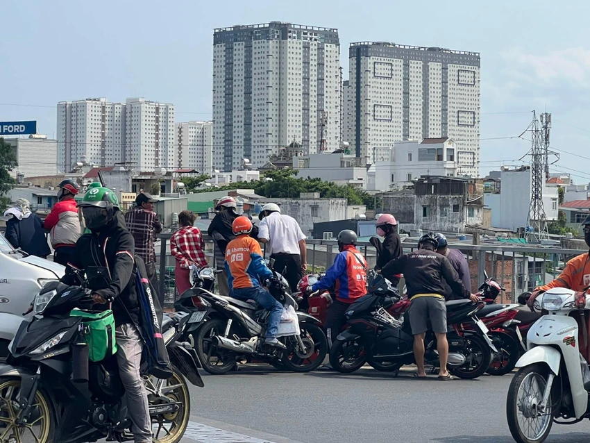 Người dân dừng xe trên cầu theo dõi vụ việc. Ảnh: NY