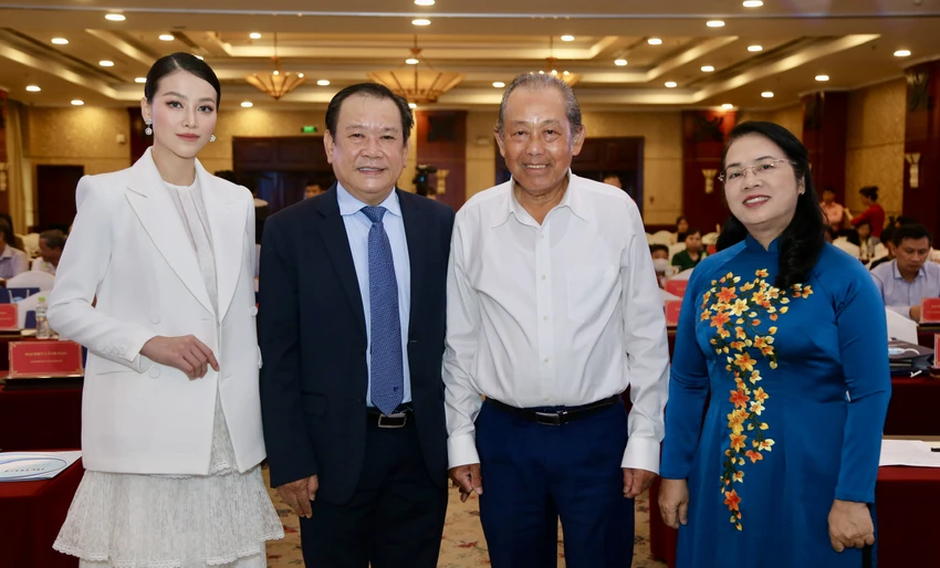 Ông Trương Hòa Bình, nguyên Ủy viên Bộ Chính trị, nguyên Phó Thủ tướng Thường trực, cùng ông Mai Ngọc Phước, Tổng biên tập Báo Pháp luật TP.HCM, Trưởng Ban chỉ đạo chương trình; bà Trần Kim Yến, Phó Chủ tịch Ủy ban Trung ương MTTQ Việt Nam, Chủ tịch Ủy ban MTTQ Việt Nam TP.HCM và Đại sứ chương trình, hoa hậu Nguyễn Phương Khánh, tại buổi lễ ra mắt. Ảnh: HOÀNG GIANG Ông Trương Hòa Bình, nguyên Ủy viên Bộ Chính trị, nguyên Phó Thủ tướng Thường trực, cùng ông Mai Ngọc Phước, Tổng biên tập Báo Pháp luật TP.HCM, Trưởng Ban chỉ đạo chương trình; bà Trần Kim Yến, Phó Chủ tịch Ủy ban Trung ương MTTQ Việt Nam, Chủ tịch Ủy ban MTTQ Việt Nam TP.HCM và Đại sứ chương trình, hoa hậu Nguyễn Phương Khánh, tại buổi lễ ra mắt. Ảnh: HOÀNG GIANG
