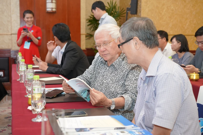 Các đại biểu đang xem cuốn sách Những điều cần biết về đánh bắt hải sản do Báo Pháp Luật TP.HCM làm chủ biên. Ảnh: MINH HOÀNG Các đại biểu đang xem cuốn sách Những điều cần biết về đánh bắt hải sản do Báo Pháp Luật TP.HCM làm chủ biên. Ảnh: MINH HOÀNG