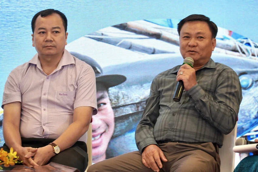 Ông Nguyễn Văn Nhỏ, Chủ đội tàu, Bí thư kiêm Trưởng ban điều hành ấp Phước Hiệp, xã Phước Tỉnh, huyện Long Điền, tỉnh Bà Rịa Vũng Tàu. Ảnh: BẢO PHƯƠNG Ông Nguyễn Văn Nhỏ, Chủ đội tàu, Bí thư kiêm Trưởng ban điều hành ấp Phước Hiệp, xã Phước Tỉnh, huyện Long Điền, tỉnh Bà Rịa Vũng Tàu. Ảnh: BẢO PHƯƠNG