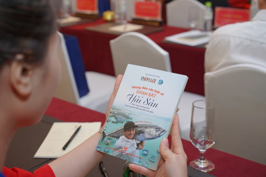 Cuốn sách Những điều cần biết về đánh bắt hải sản do Báo Pháp Luật TP.HCM làm chủ biên. Ảnh: MINH HOÀNG Cuốn sách Những điều cần biết về đánh bắt hải sản do Báo Pháp Luật TP.HCM làm chủ biên. Ảnh: MINH HOÀNG