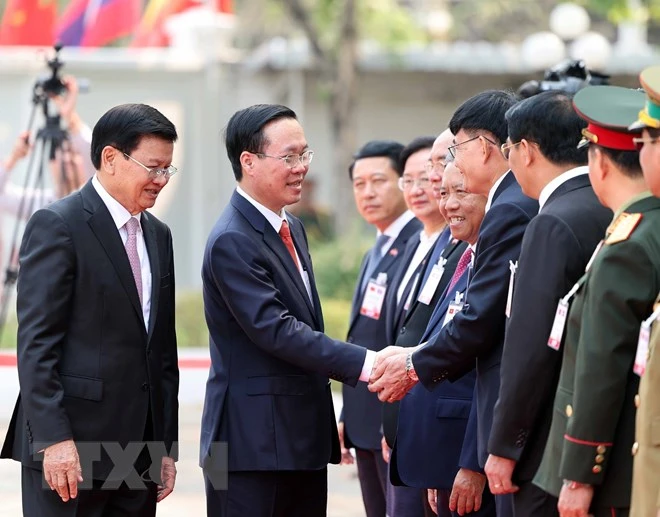Chủ tịch nước Võ Văn Thưởng với các thành viên Đoàn đại biểu cấp cao Lào. Ảnh: TTXVN