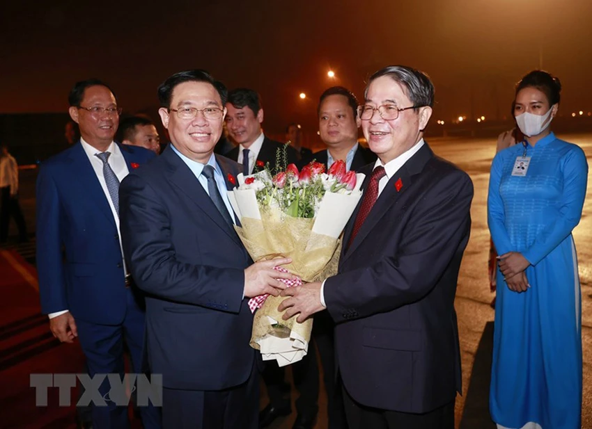 Phó Chủ tịch Quốc hội Nguyễn Đức Hải tiễn Chủ tịch Quốc hội Vương Đình Huệ tại sân bay quốc tế Nội Bài. Ảnh: TTXVN Phó Chủ tịch Quốc hội Nguyễn Đức Hải tiễn Chủ tịch Quốc hội Vương Đình Huệ tại sân bay quốc tế Nội Bài. Ảnh: TTXVN