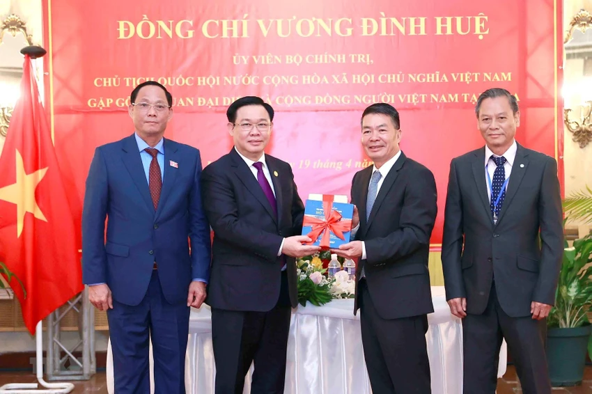 Chủ tịch Quốc hội Vương Đình Huệ trao tượng trưng một số cuốn sách trong tủ sách về thân thế, sự nghiệp của Chủ tịch Hồ Chí Minh tặng Đại sứ quán và cộng đồng người Việt Nam tại Cuba. Ảnh: TTXVN