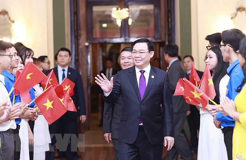Chủ tịch Quốc hội Vương Đình Huệ gặp gỡ, nói chuyện với cán bộ Đại sứ quán và cộng đồng người Việt tại Cuba. Ảnh: TTXVN