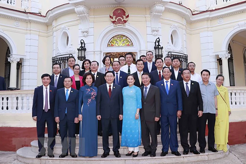 Chủ tịch Quốc hội chụp ảnh lưu niệm với đại biểu Đại sứ quán Việt Nam tại Cuba. Ảnh: TTXVN