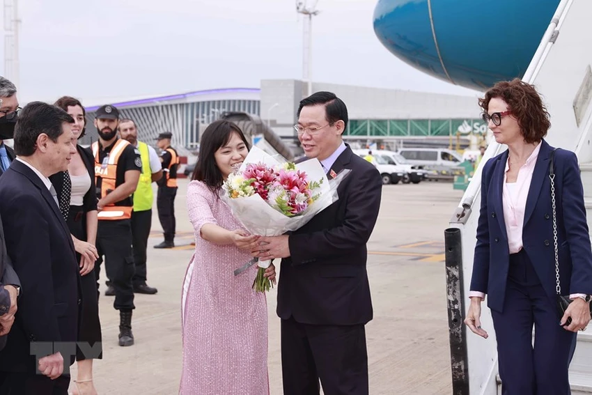 Lễ đón Chủ tịch Quốc hội Vương Đình Huệ tại sân bay quốc tế Ministro Pistarini (Ezeiza Airport) thủ đô Buenos Aires, Argentina. Ảnh: TTXVN Lễ đón Chủ tịch Quốc hội Vương Đình Huệ tại sân bay quốc tế Ministro Pistarini (Ezeiza Airport) thủ đô Buenos Aires, Argentina. Ảnh: TTXVN