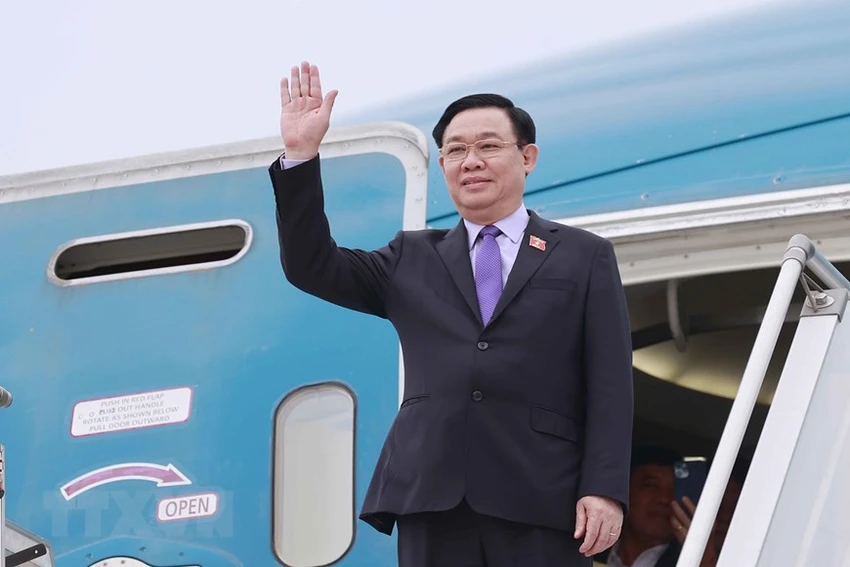 Chủ tịch Quốc hội Vương Đình Huệ vẫy tay chào đại biểu tại sân bay quốc tế Ministro Pistarini (Ezeiza Airport) thủ đô Buenos Aires (Argentina). Ảnh: TTXVN Chủ tịch Quốc hội Vương Đình Huệ vẫy tay chào đại biểu tại sân bay quốc tế Ministro Pistarini (Ezeiza Airport) thủ đô Buenos Aires (Argentina). Ảnh: TTXVN