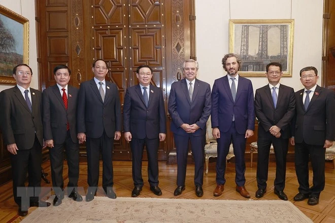 Chủ tịch Quốc hội Vương Đình Huệ và Tổng thống Argentina Alberto Fernandez cùng các đại biểu. Ảnh: TTXVN Chủ tịch Quốc hội Vương Đình Huệ và Tổng thống Argentina Alberto Fernandez cùng các đại biểu. Ảnh: TTXVN