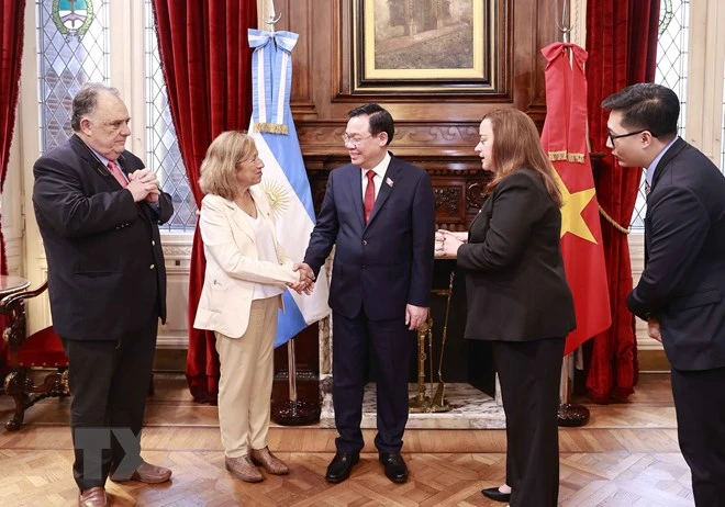 Chủ tịch Quốc hội Vương Đình Huệ gặp gỡ nghị sĩ Argentina tại hội đàm. Ảnh: TTXVN