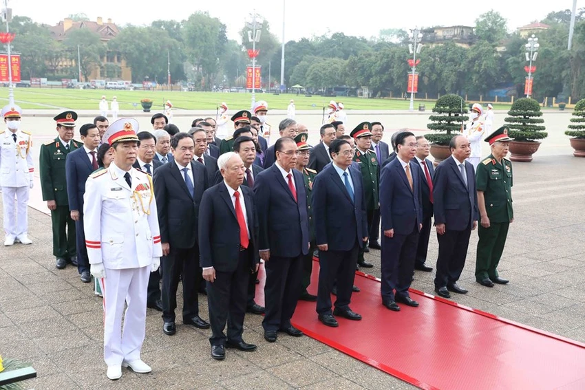 Các lãnh đạo, nguyên lãnh đạo Đảng, Nhà nước thành kính tưởng nhớ Chủ tịch Hồ Chí Minh. Ảnh: TTXVN Các lãnh đạo, nguyên lãnh đạo Đảng, Nhà nước thành kính tưởng nhớ Chủ tịch Hồ Chí Minh. Ảnh: TTXVN