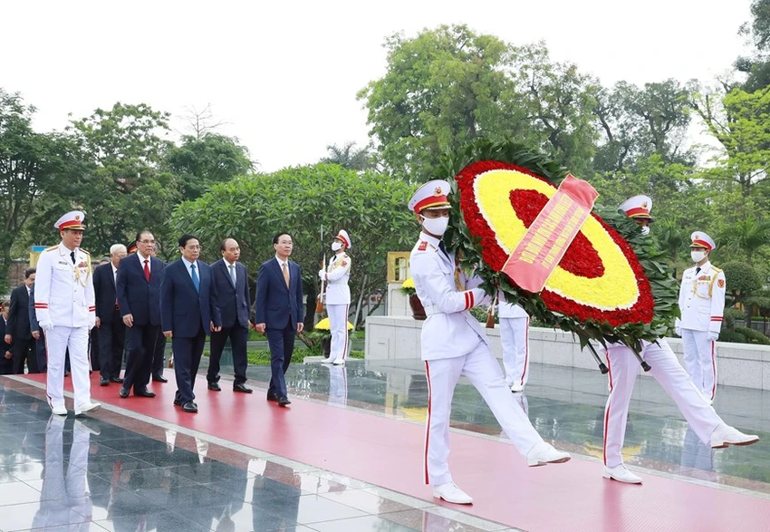 Đoàn đại biểu lãnh đạo Đảng, Nhà nước đến đặt vòng hoa tại Đài tưởng niệm các Anh hùng liệt sĩ. Ảnh: TTXVN Đoàn đại biểu lãnh đạo Đảng, Nhà nước đến đặt vòng hoa tại Đài tưởng niệm các Anh hùng liệt sĩ. Ảnh: TTXVN