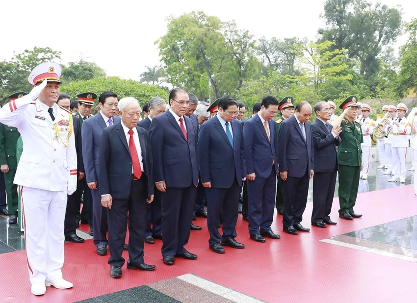 Đoàn đại biểu lãnh đạo Đảng, Nhà nước tưởng niệm các Anh hùng liệt sỹ. Ảnh: TTXVN Đoàn đại biểu lãnh đạo Đảng, Nhà nước tưởng niệm các Anh hùng liệt sỹ. Ảnh: TTXVN