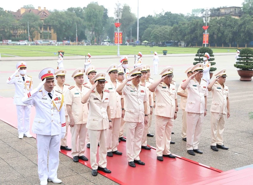 Đoàn đại biểu Đảng ủy Công an Trung ương và Bộ Công an vào Lăng viếng Chủ tịch Hồ Chí Minh. Ảnh: TTXVN Đoàn đại biểu Đảng ủy Công an Trung ương và Bộ Công an vào Lăng viếng Chủ tịch Hồ Chí Minh. Ảnh: TTXVN
