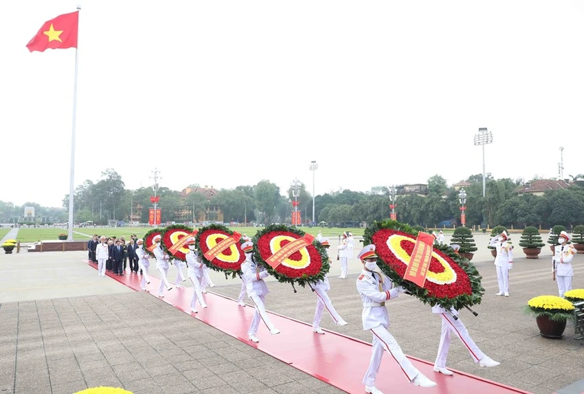 Các nguyên lãnh đạo, lãnh đạo Đảng, Nhà nước vào Lăng viếng Chủ tịch Hồ Chí Minh. Ảnh: TTXVN Các nguyên lãnh đạo, lãnh đạo Đảng, Nhà nước vào Lăng viếng Chủ tịch Hồ Chí Minh. Ảnh: TTXVN